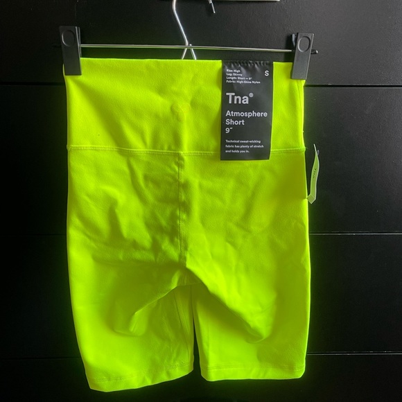 Aritzia TNA atmosphere biker shorts 9” - Picture 2 of 4